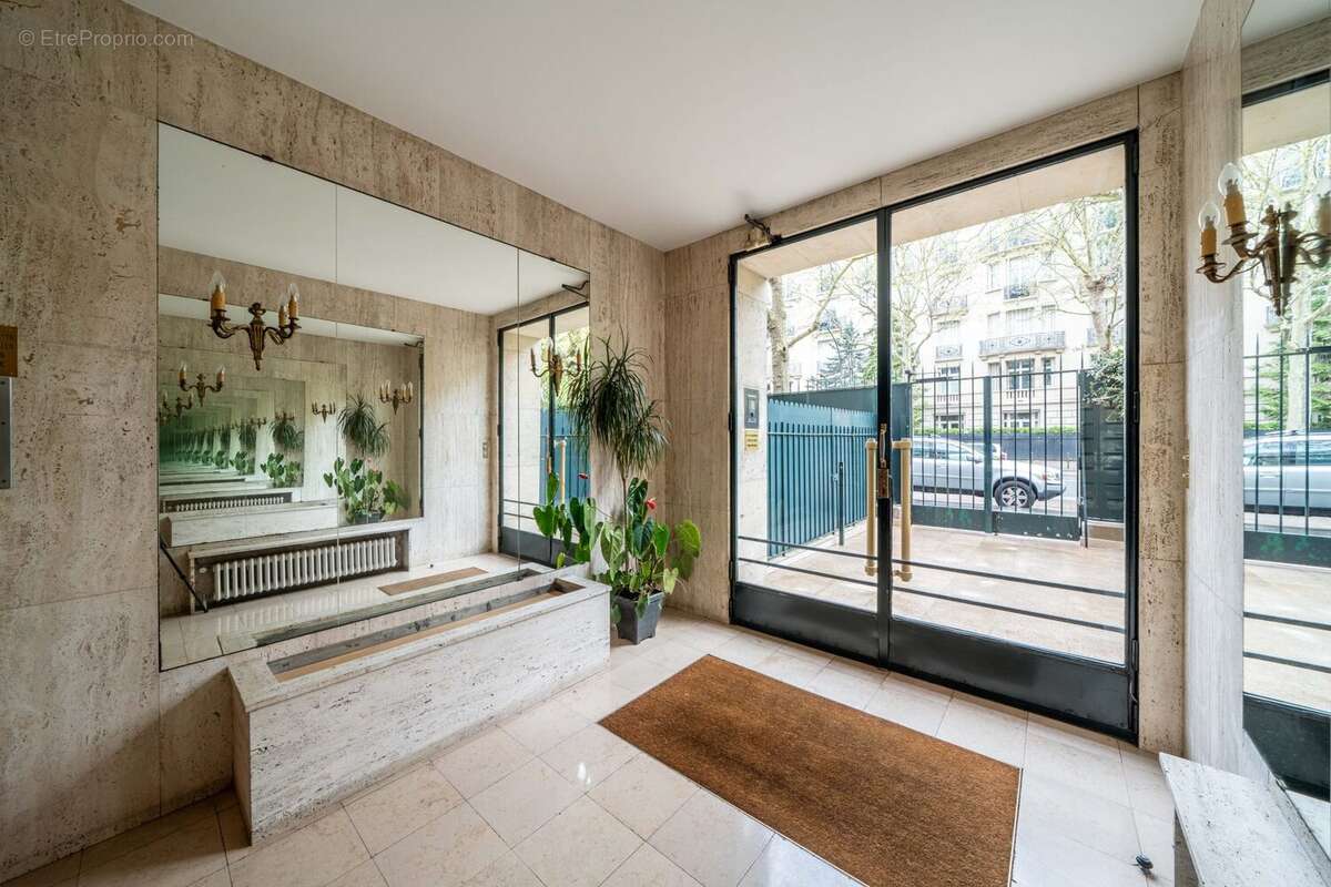 Appartement à PARIS-16E