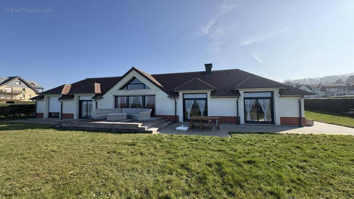 Maison à BONNEVILLE-SUR-TOUQUES