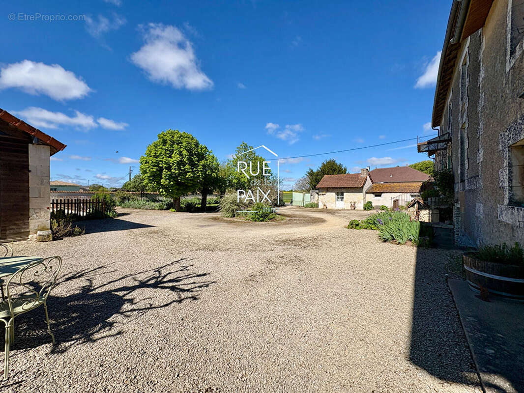 Maison à VENDEUVRE-DU-POITOU