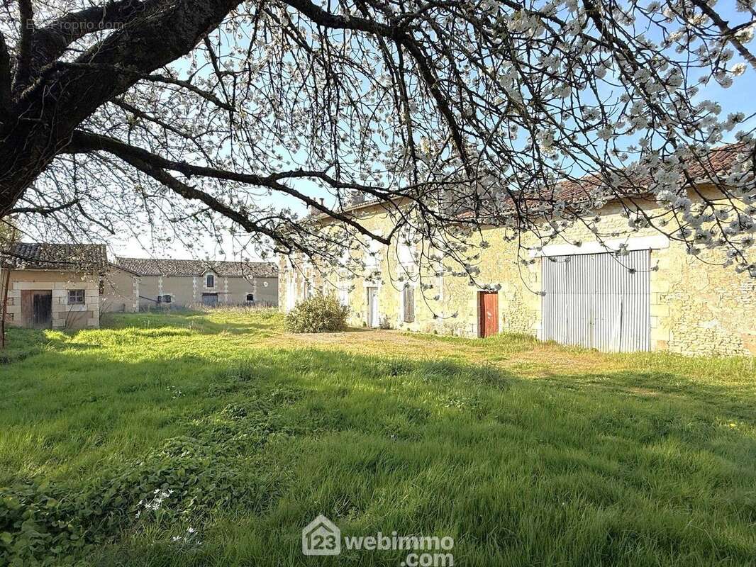 Ancien corps de ferme à réhabiliter, potentiel de 1700 m2 habitables environ.