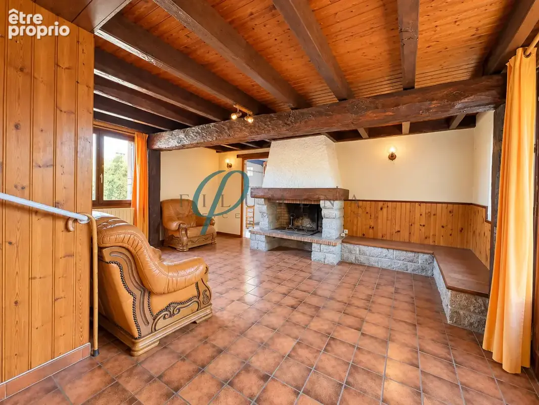 Sucé-sur-Erdre, Maison en pierre de 130 m2 à rénover, 3 chambres, garage et annexes Fort potentiel - photo 3