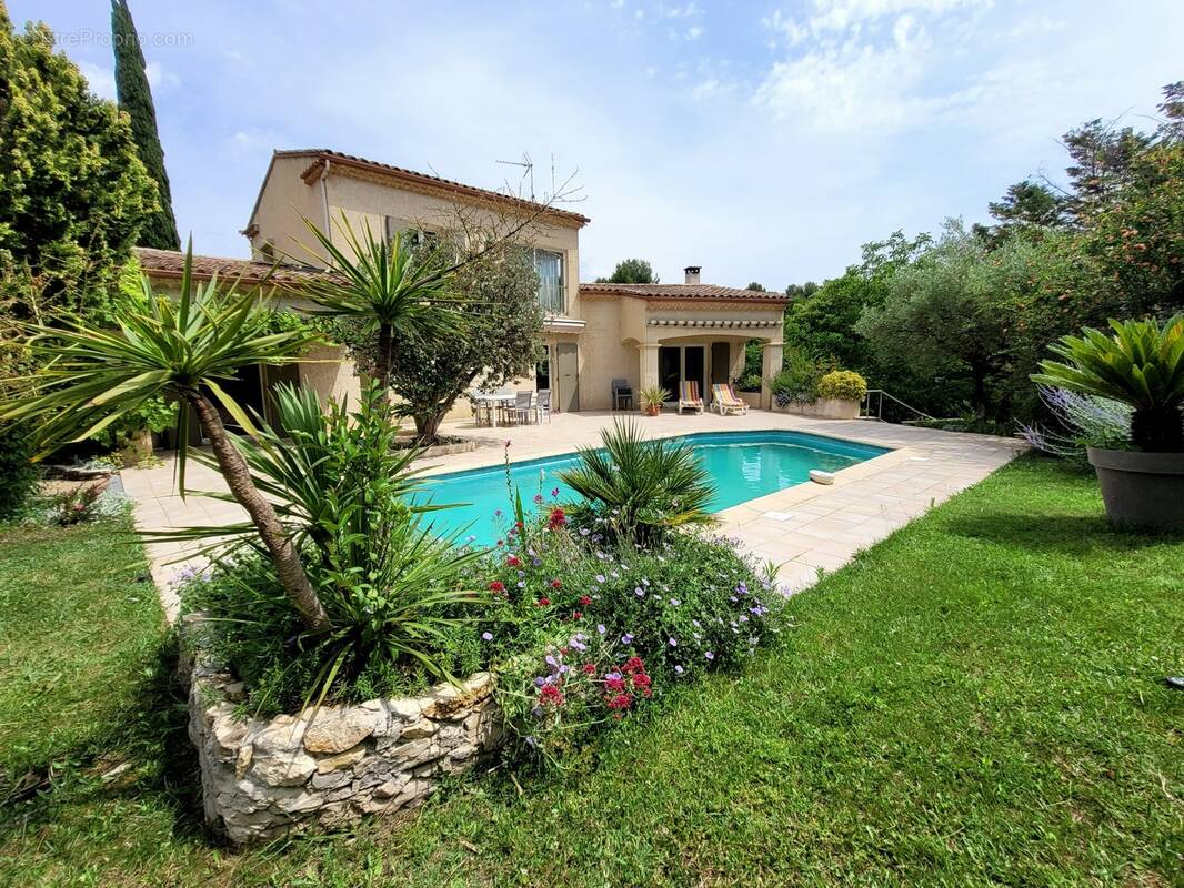 Maison à SAINT-CLEMENT-DE-RIVIERE