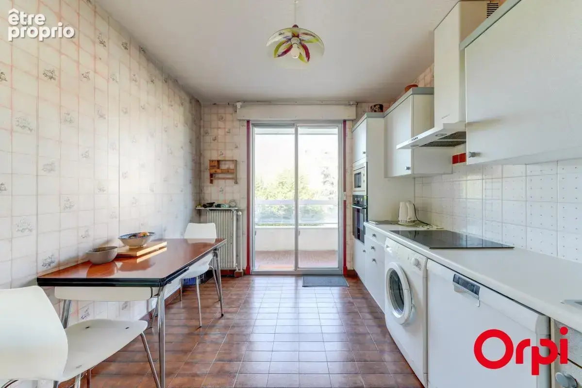 Appartement type 3 proche du Métro Cuire au calme - photo 13
