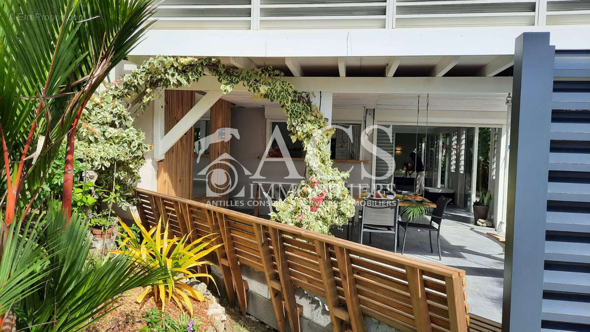 **À vendre : Superbe villa rénovée avec vue mer et campagne   Le Marin** - photo 12