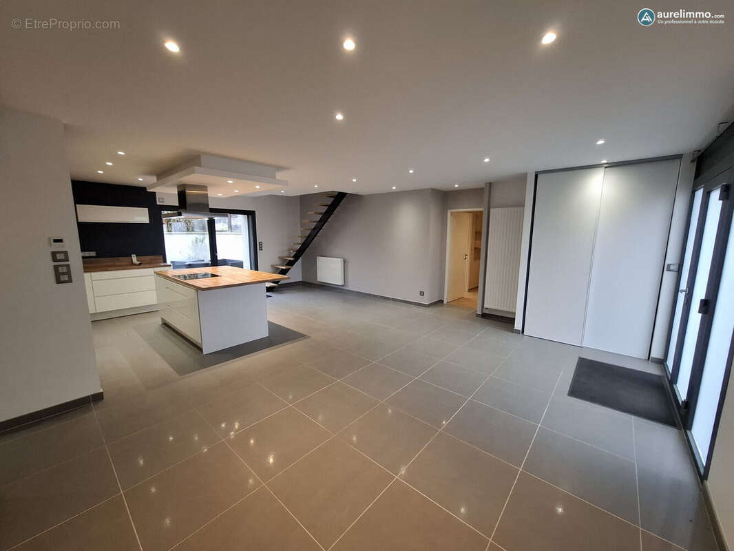 pièce de vie rez de chaussée - Maison à HURIEL