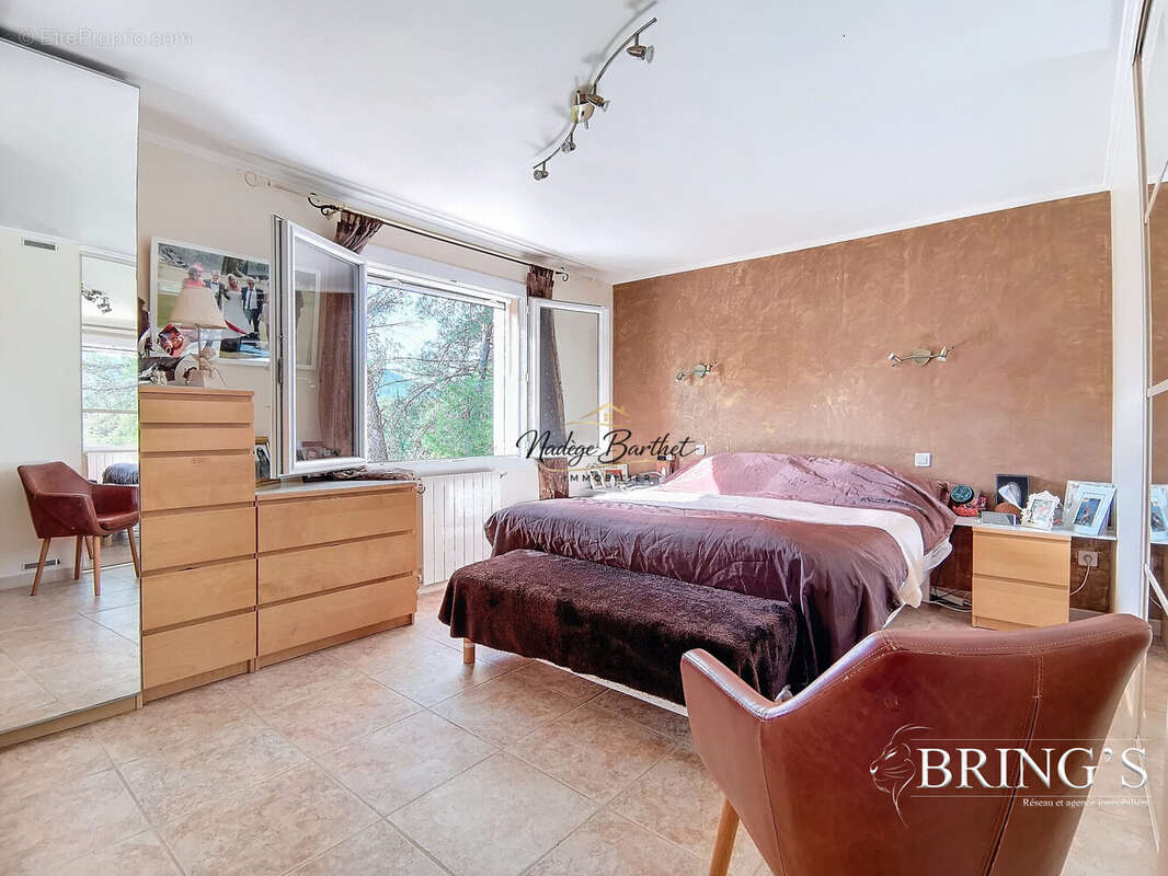 Maison 3 chambres - Rougiers- Chambre parentale - Maison à ROUGIERS