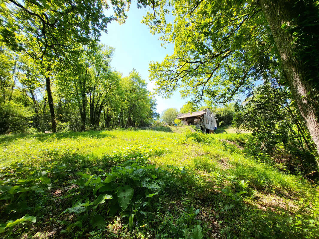 Terrain à URT