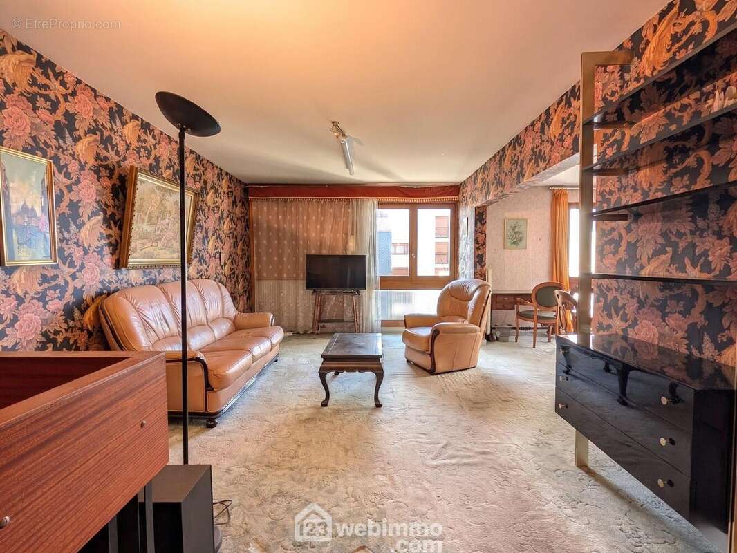 À l'étage, un salon...