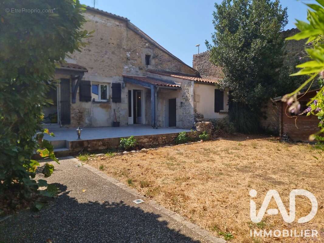 Maison 157 m² à Breuil-Magne  - photo 2