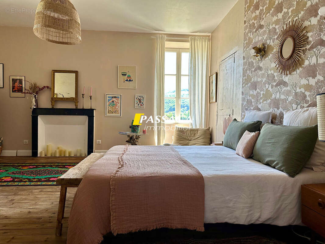 Maison à SAINT-SATURNIN-DE-LENNE