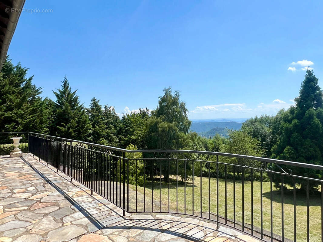 Maison à SAINT-GENES-CHAMPANELLE