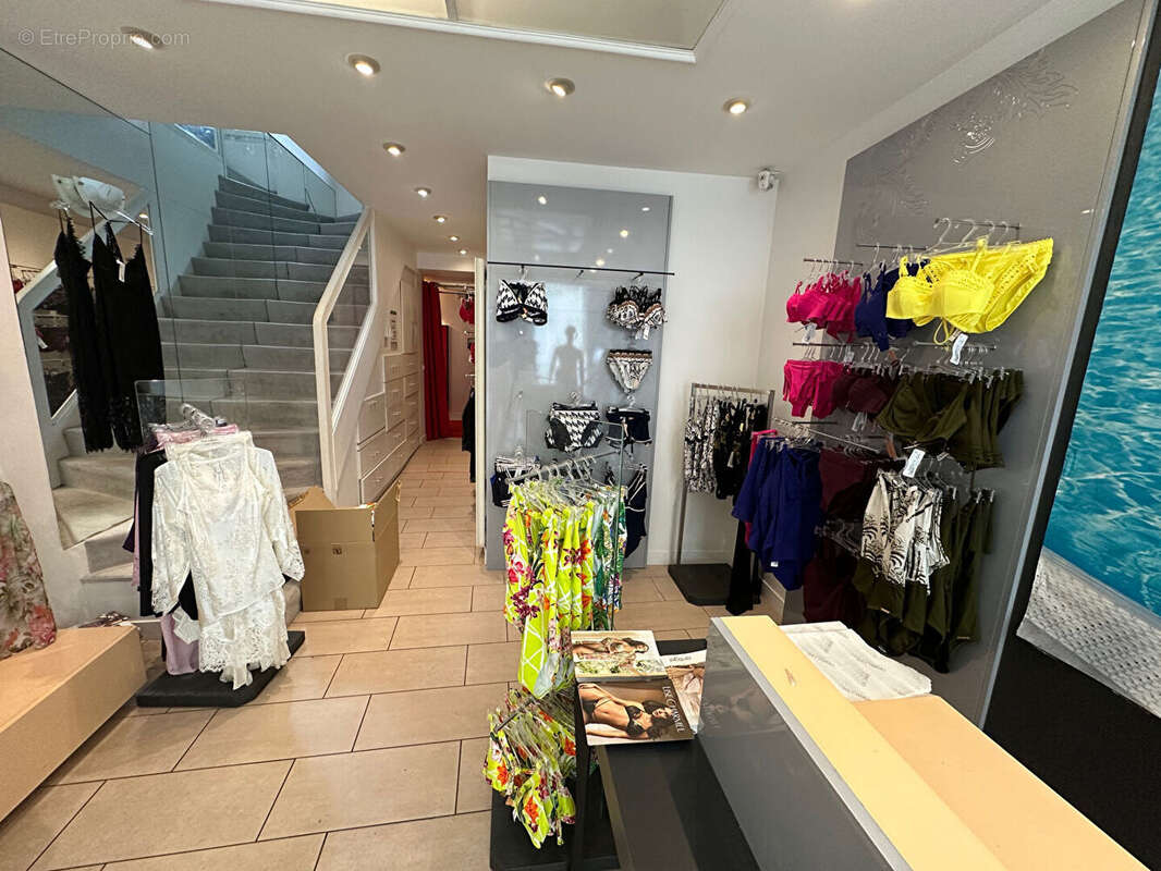 Mur - Local commercial Rueil-Malmaison / 44,43 m2 / Centre-ville - photo 4