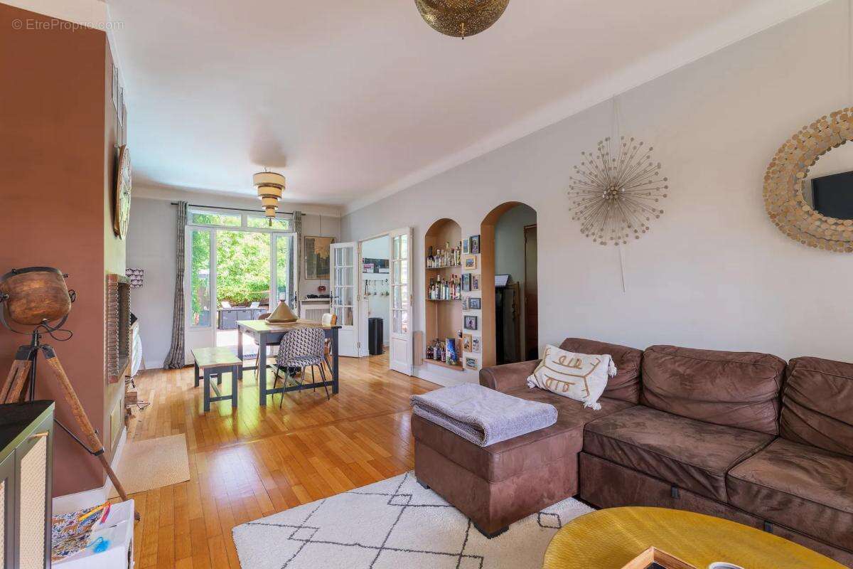 Maison 7 pièces 127 m² à Gagny avec piscine, jardin et parkings - photo 5