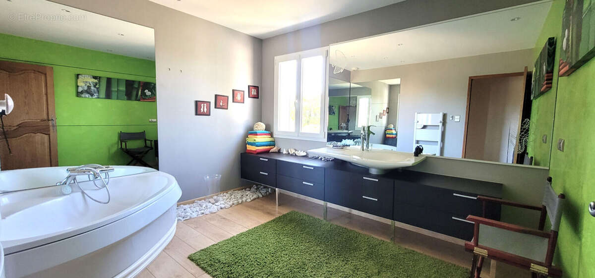 A vendre proche Grignan Maison de plain pied 3 chbres terrain  1920m² - photo 6