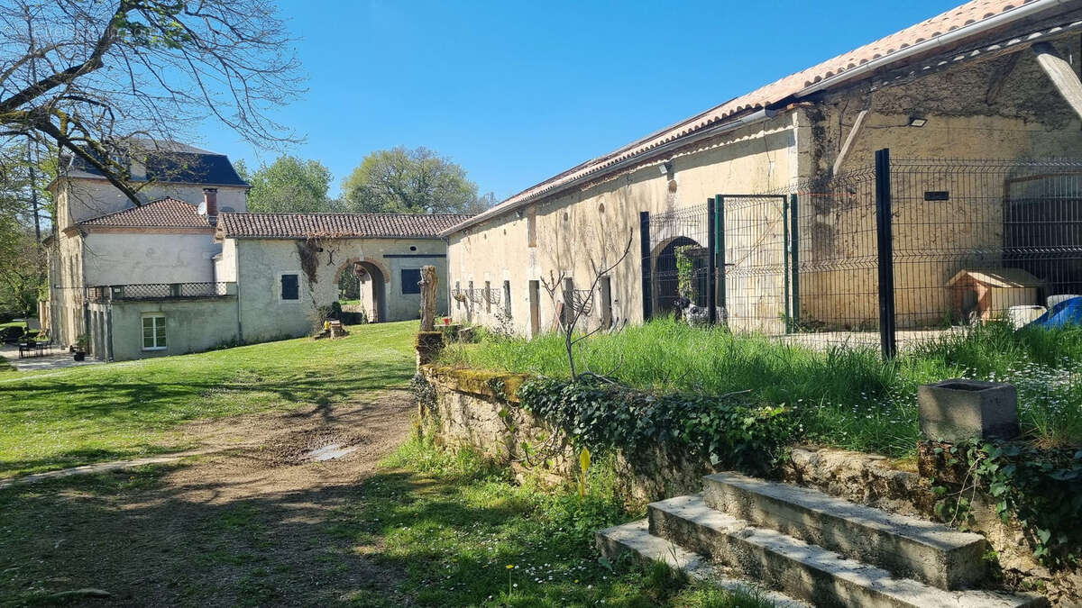 Très beau château datant du XVI ème entièrement rénové au milieu de 50 hectares et ses trois lacs situé dans l - photo 93