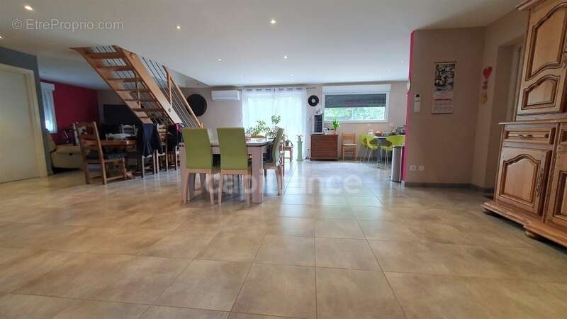 VAUVILLERS (70). Ensemble immobilier composé d'une maison d'habitation de 170m² et d'un bâtiment de 520m² - photo 2