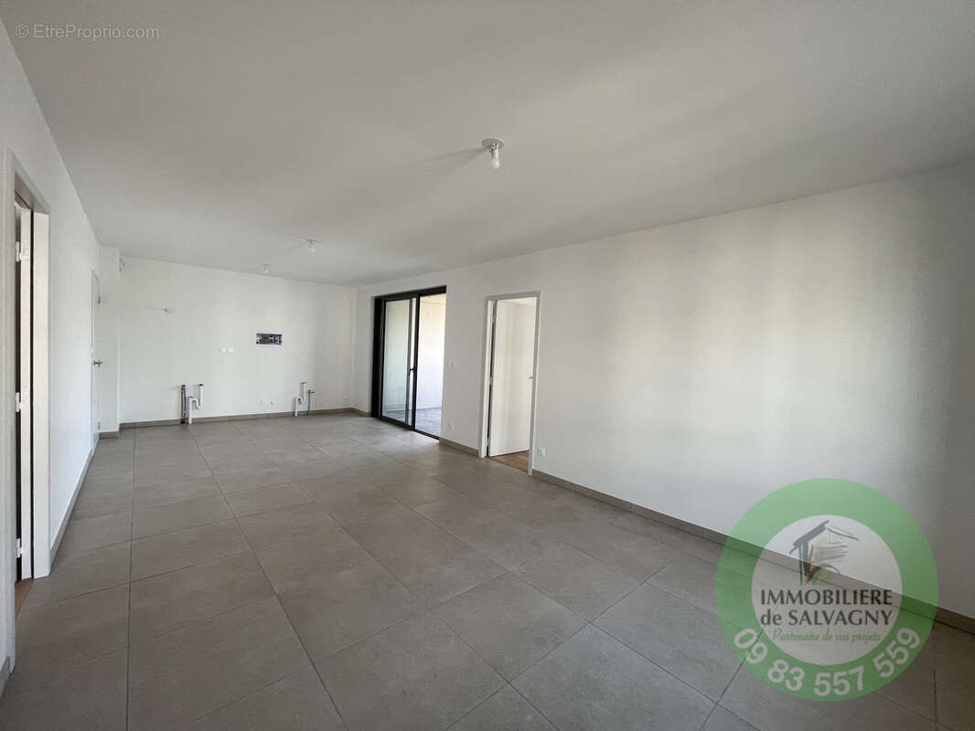 Appartement à LA TOUR-DE-SALVAGNY