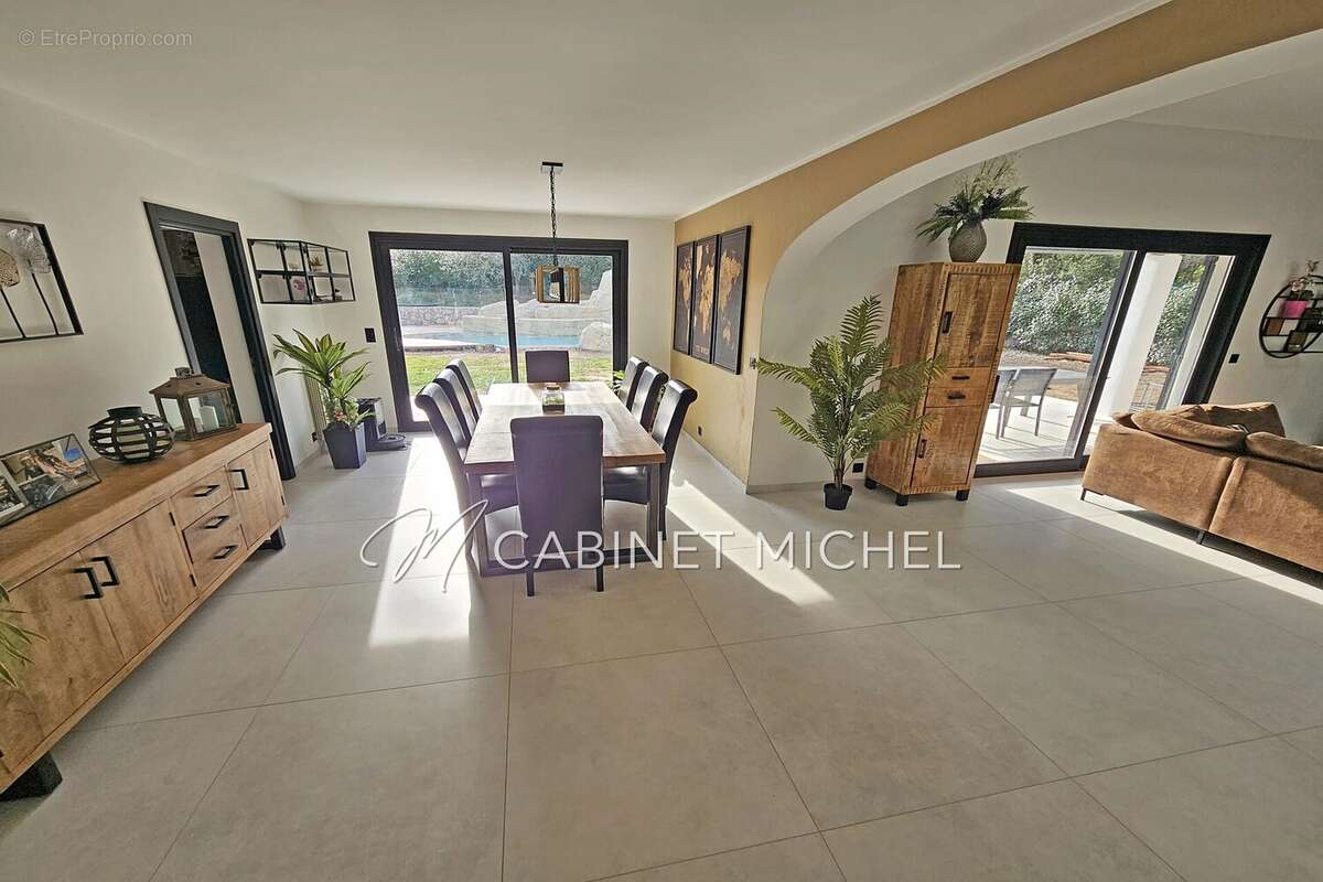 Maison à ROQUEFORT-LES-PINS