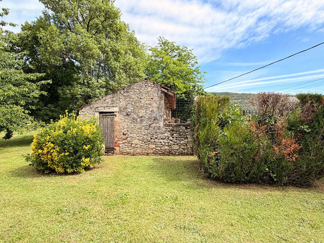 Maison  en pierre de194 m2 et granges - photo 16