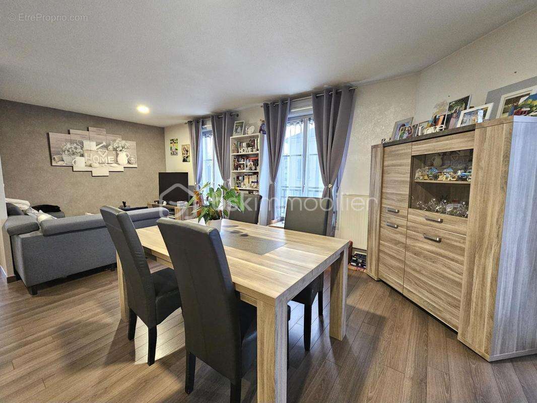 Appartement à VAUJOURS