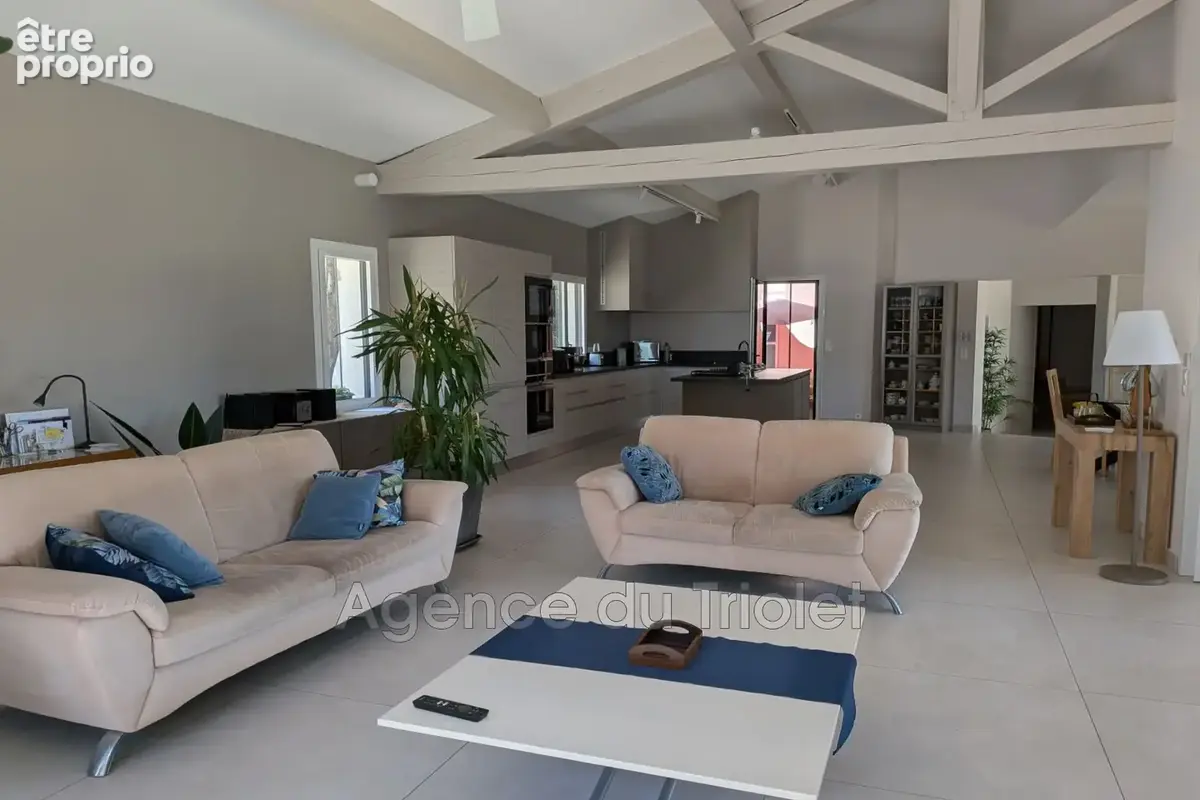 Maison 218 m² à Saint-Clement-De-Riviere  - photo 4