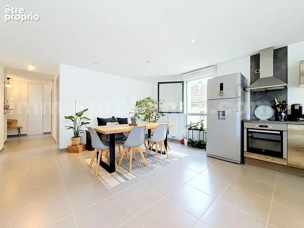 Appartement_T4_Annemasse_belle_superficie_proximitée_frontière_Suisse_tram_Ceva_direction_GENEVE_Frontaliers_Salon_Séjour_Salle_a_manger_