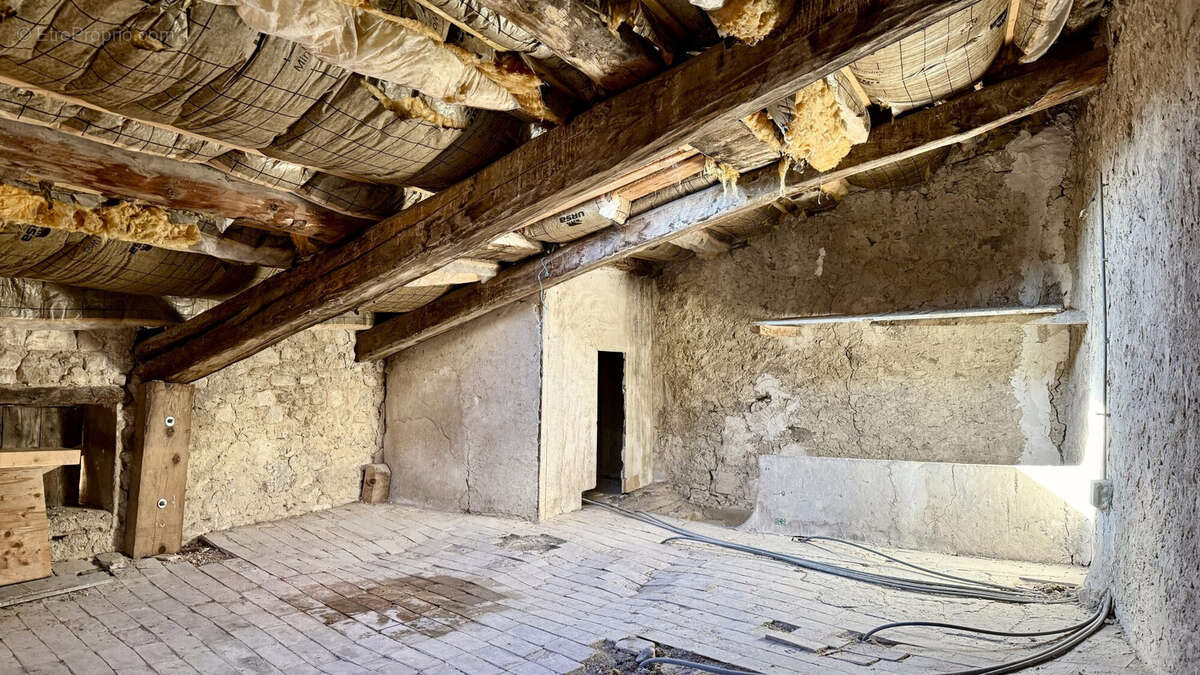 Dickjan POPPEMA d'eXp France vous propose une maison de village avec grand potentiel