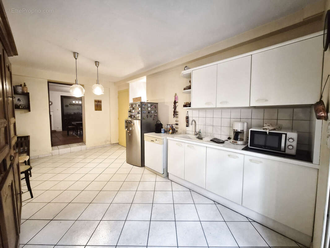 Maison de caractère avec grand terrain, piscine et dépendances - photo 8