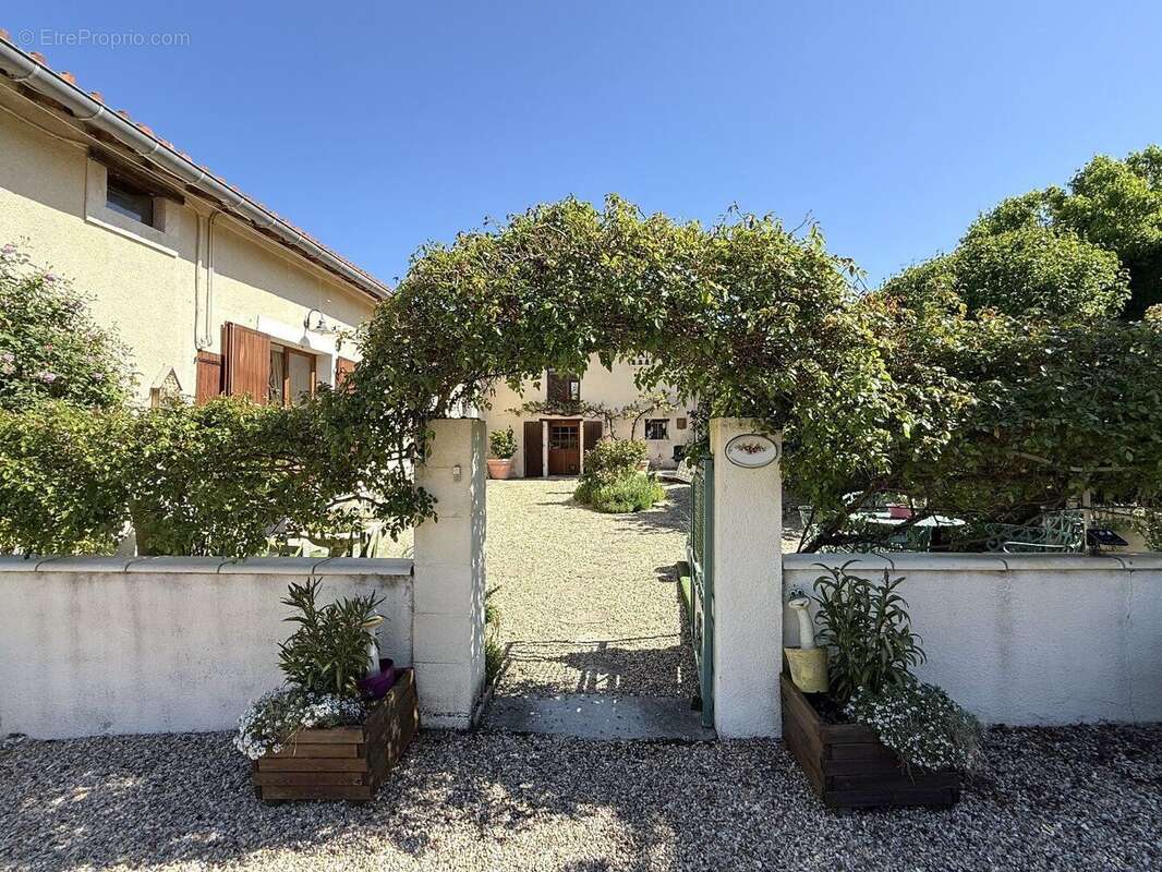 Maison à NANTEUIL-AURIAC-DE-BOURZAC