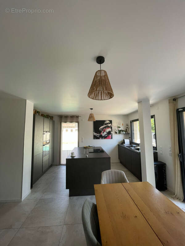 À vendre à Troyes, maison contemporaine de 149m2, 4 chambres, piscine, terrain de 571m2. - photo 2