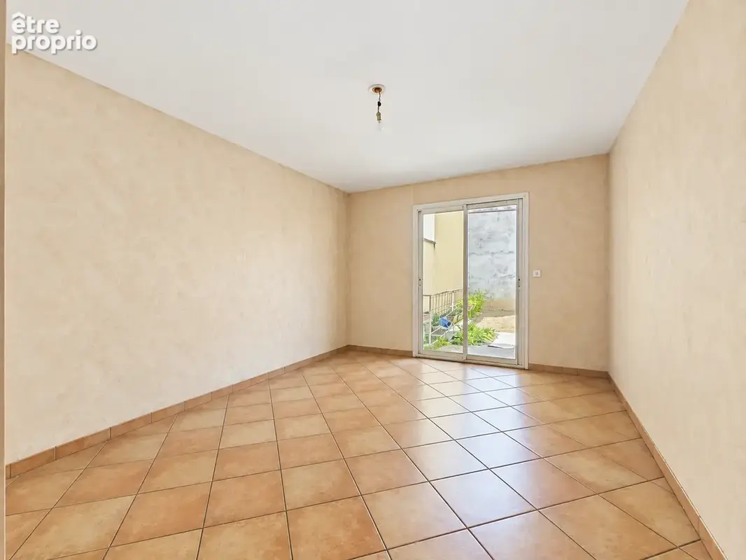 Entre calme résidentiel et proximité immédiate de tout, cette maison familiale n'attend que vos projets. - photo 11