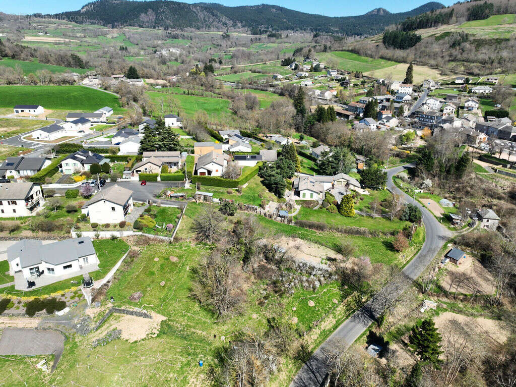 Terrain à SAINT-HOSTIEN