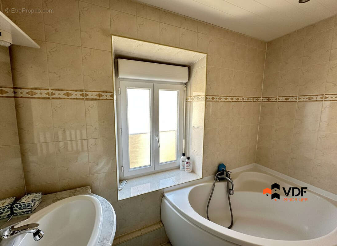 Maison 195 m² à Cordelle  - photo 8