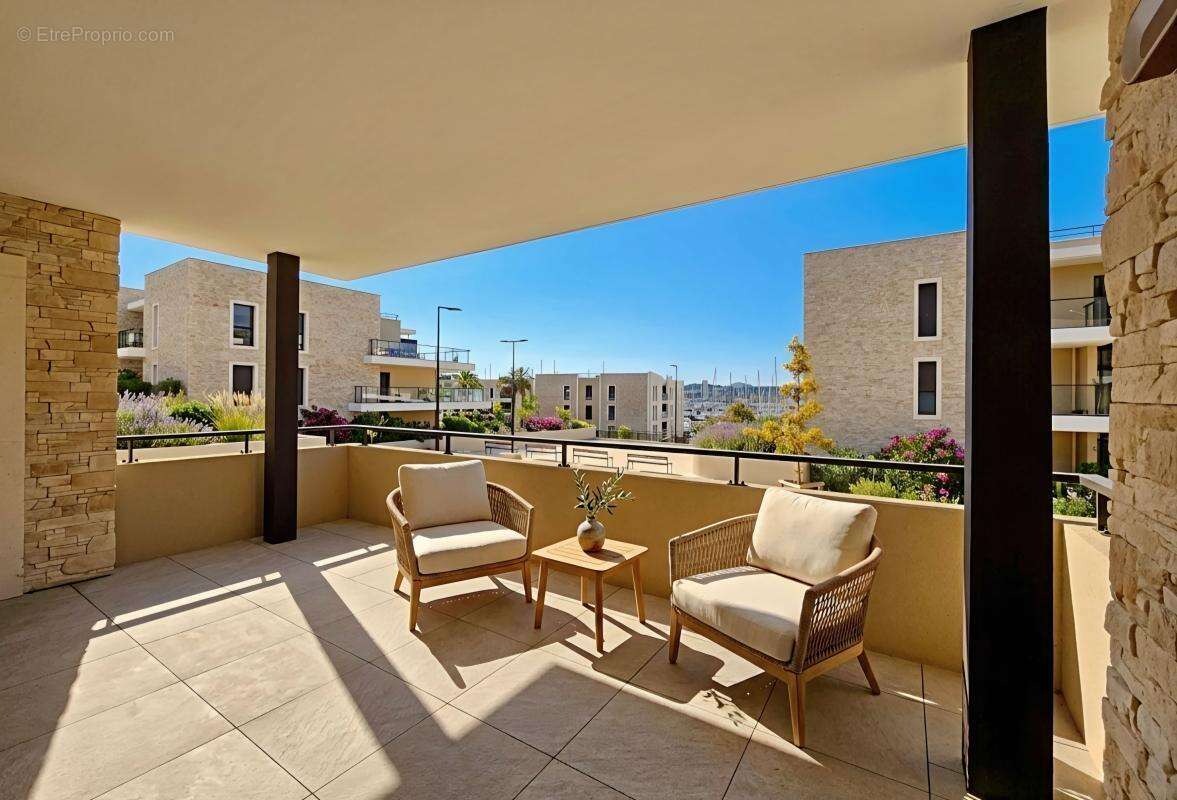 Grand appartement t3 avec terrasse et vue port a vendre a saint-mandrier / pin rolland - photo 2