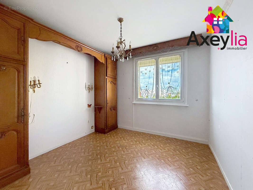 A vendre - roanne centre - appartement t5 avec balcon, box fermé et cave - photo 8