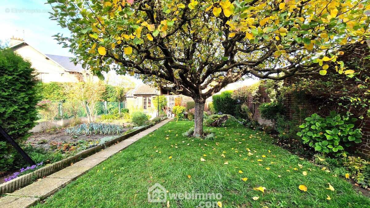 Erigée sur une parcelle de 402 m² - Maison à LAON