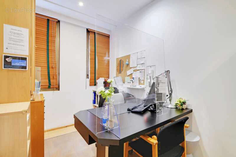 Commerce à PARIS-16E