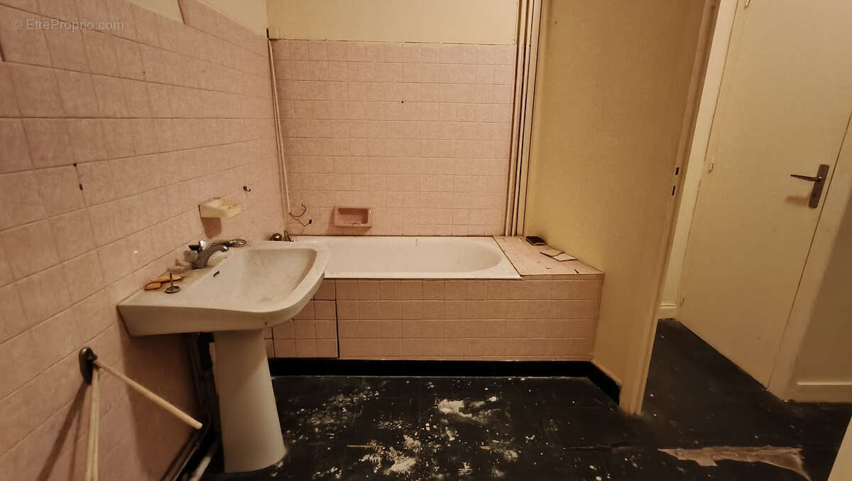 Commerce à SAINT-CHRISTOLY-DE-BLAYE