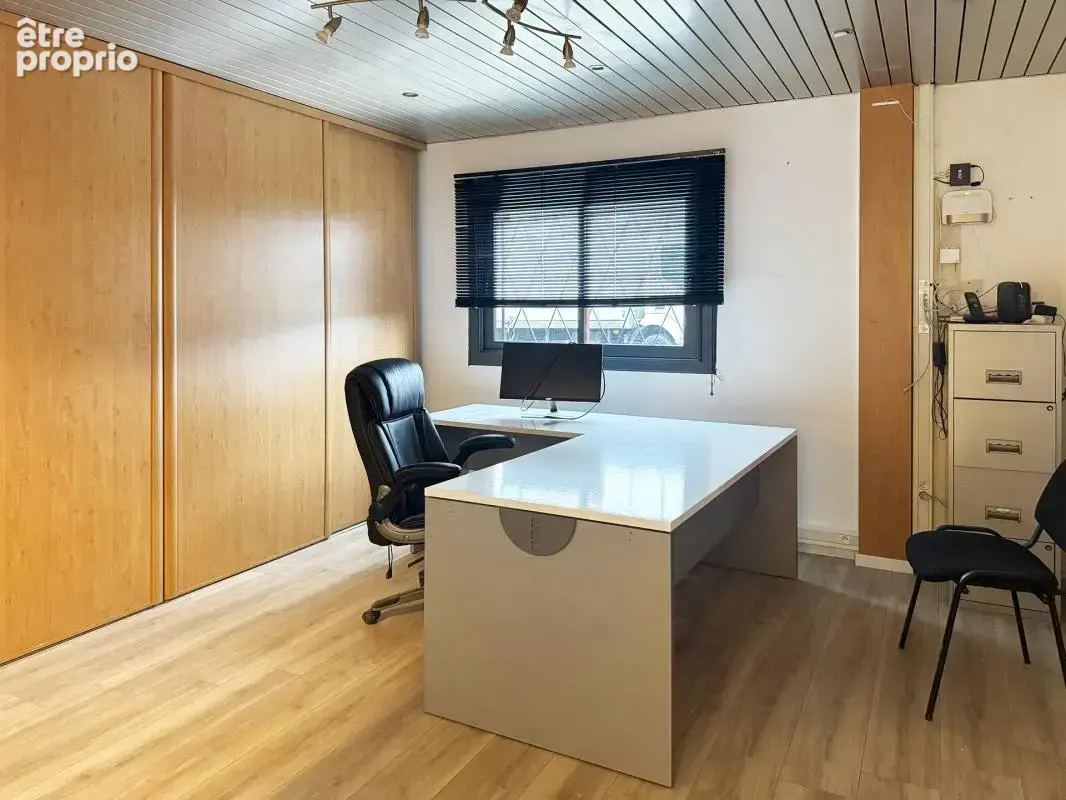 Entrepôt et bureaux - photo 4