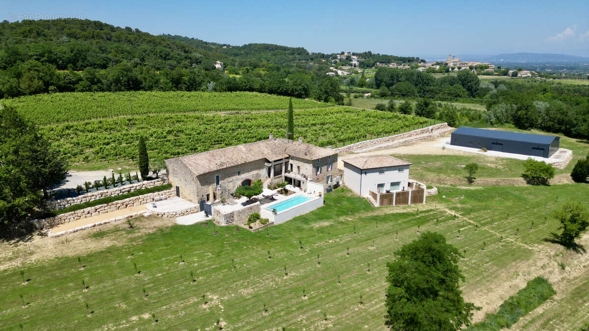 Domaine viticole biodynamique de 10 hectares avec mas provençal et cave moderne - photo 3