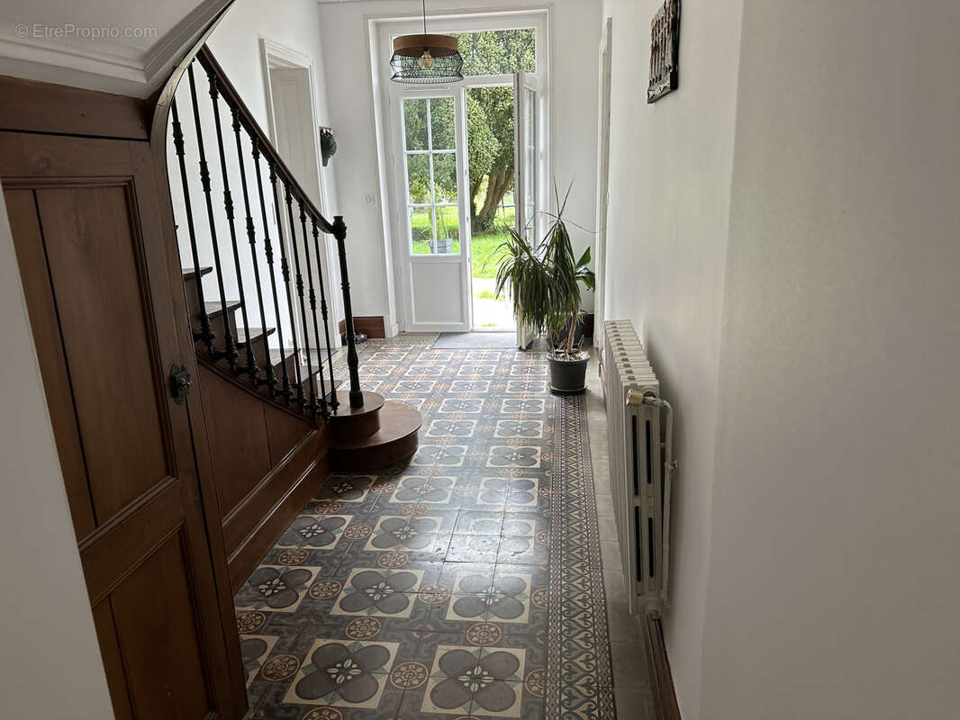 Propriété de caractère rénovée avec dépendances rénovées , Sigogne. - photo 3