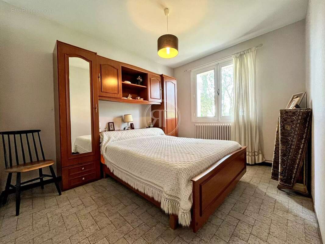 Maison T5 + Appartement T3 + Magasin + garages & jardin - photo 10
