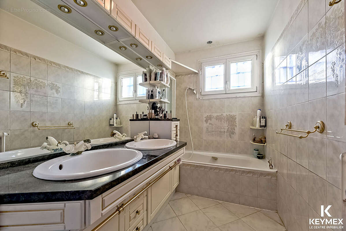 Maison à LE THILLAY