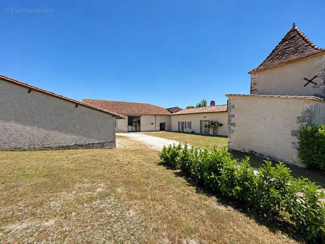 Charmante Propriété en Pierre avec Grange et Piscine ! - photo 17