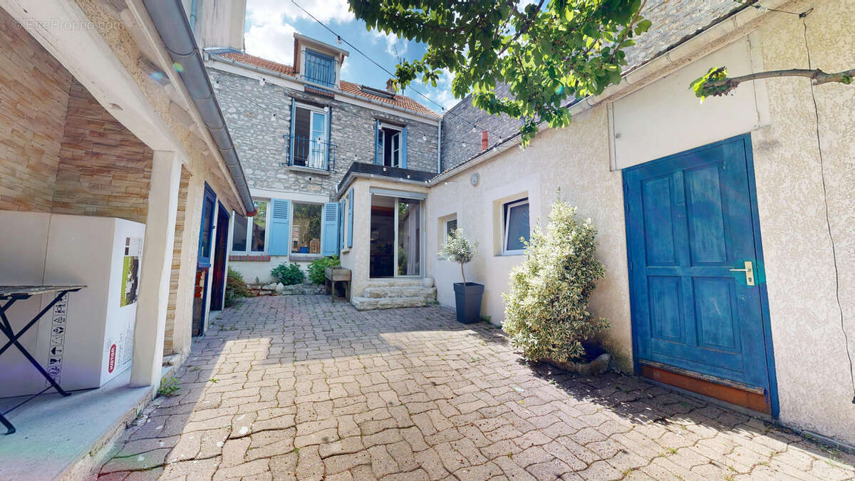 Maison à THIVERVAL-GRIGNON