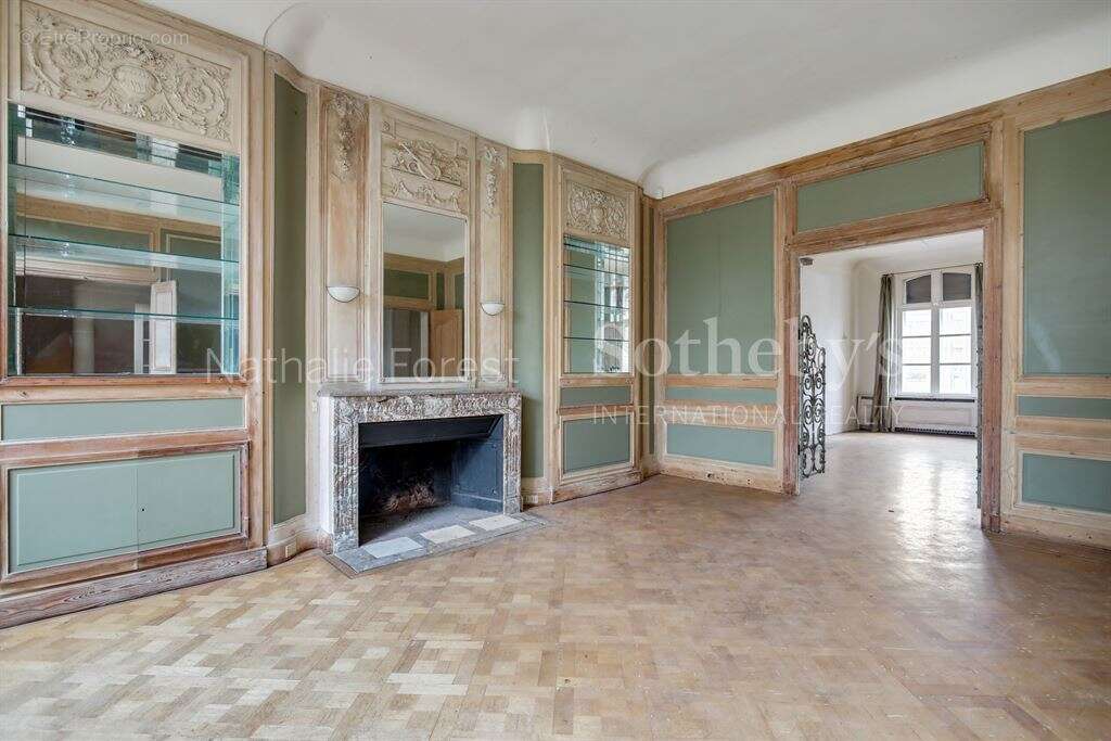 Tourcoing , limite Mouvaux , rare Hôtel particulier à rénover cadastré sur 2337  m2 de terrain . - photo 2