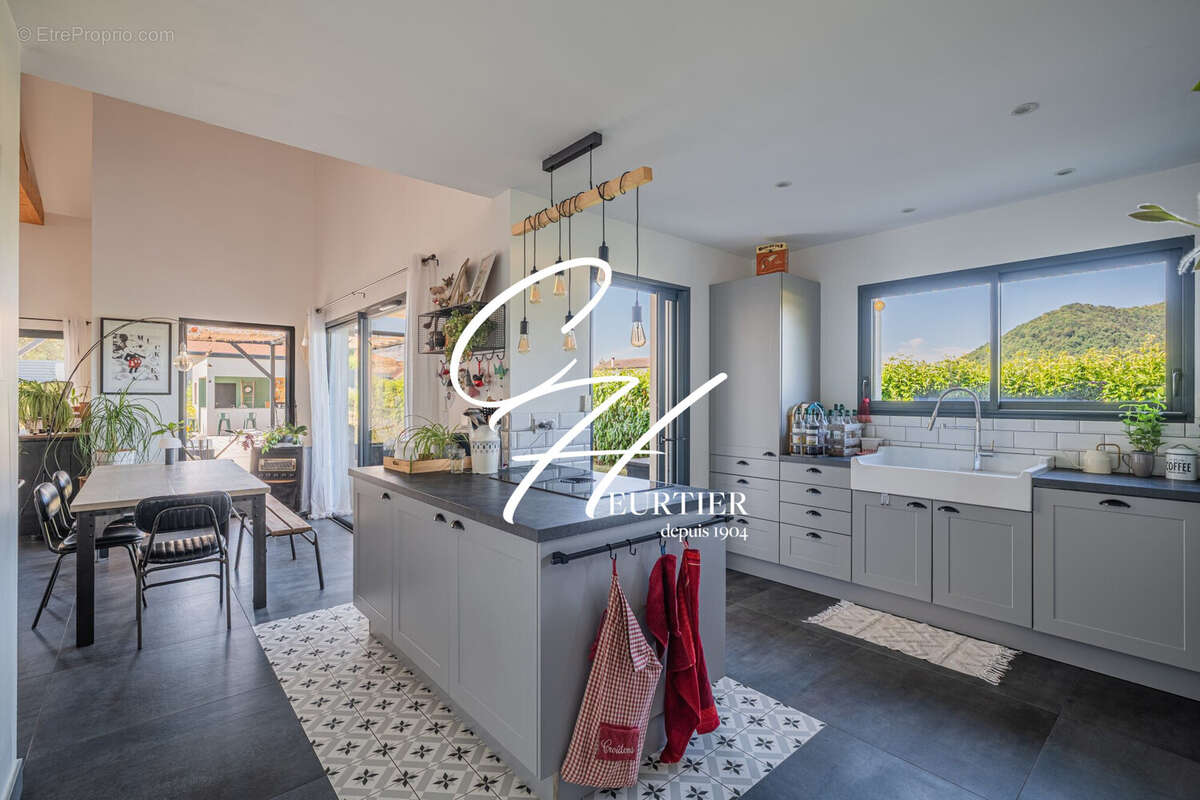 Maison 144 m² à Saint-Etienne-De-Crossey  - photo 4