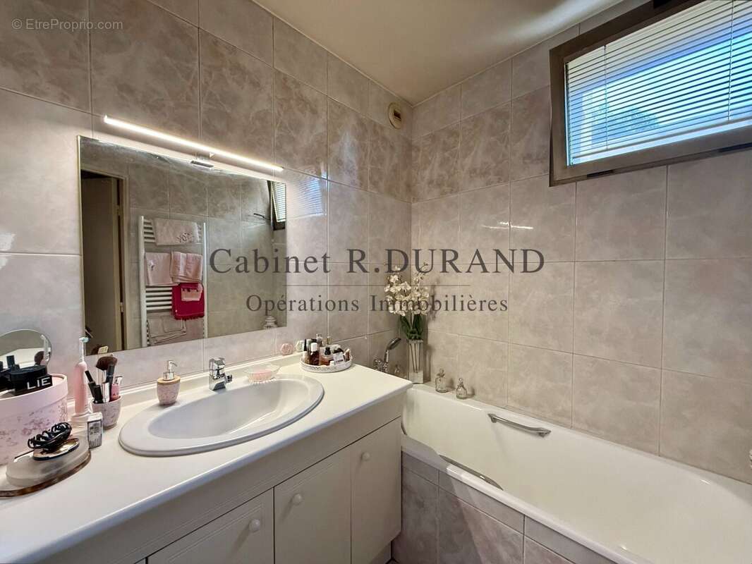 Appartement à LA GARENNE-COLOMBES