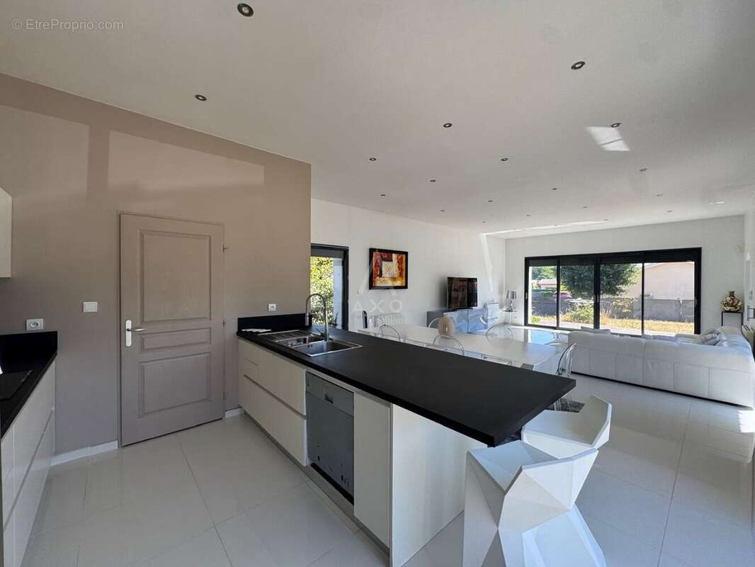 Maison familiale plain-pied: 3 chambres, terrain de 1 300 m², centre de Saint-Yzan-de-Soudiac - photo 10