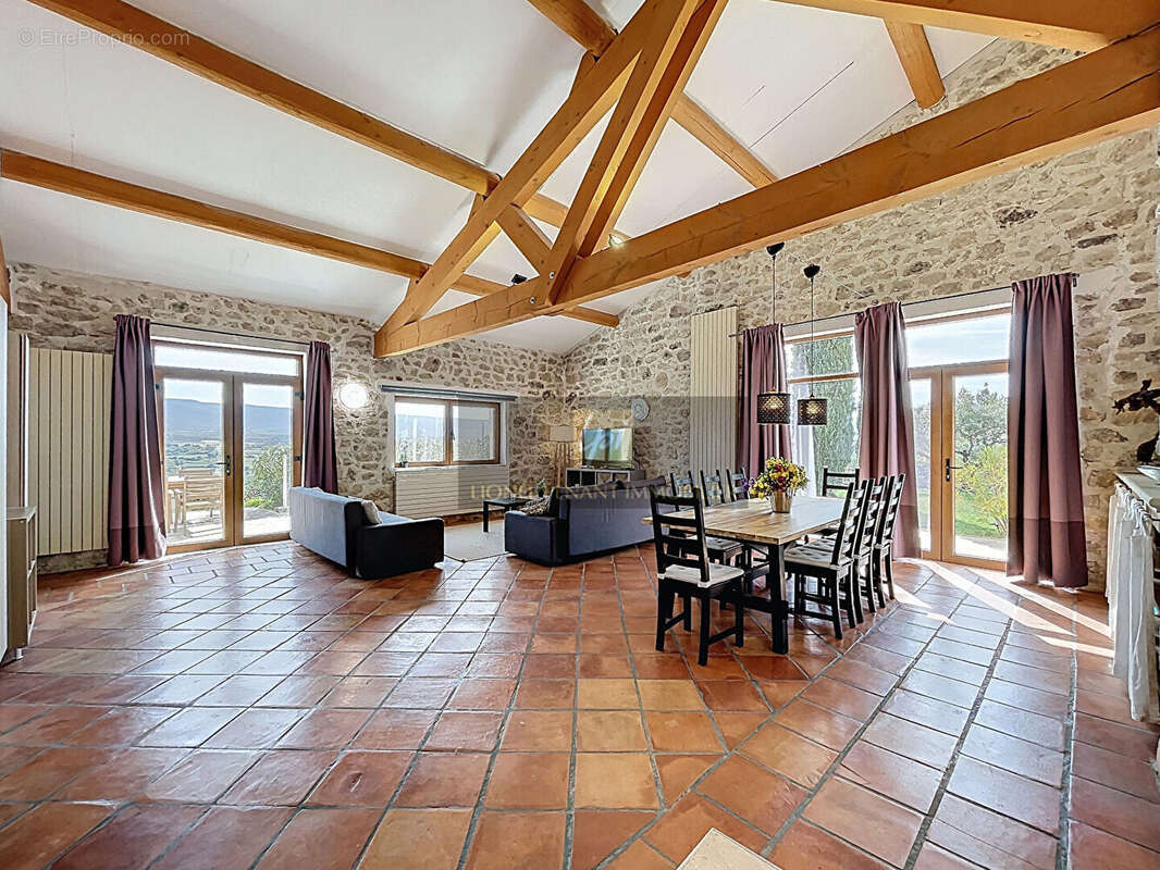 Propriete composee de 7 gites  de 430m² sur terrain de  63547 m². - photo 7